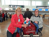 Andrea T hilft beim einchecken